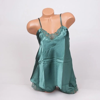 Елегантна сатенена пижама в зелено с дантела