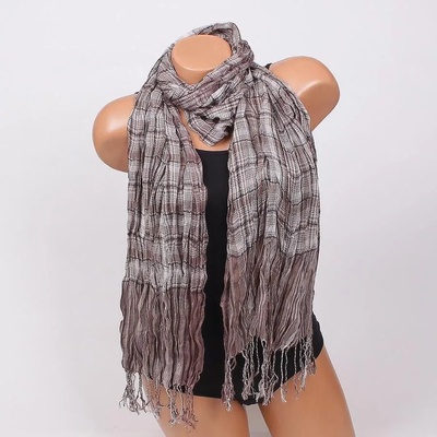 Шал в цвят мока и бяло с ресни