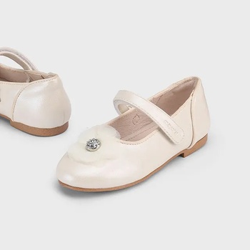Mayoral Обувки с каишка церемония в перлен цвят с цвете за момиче Майорал