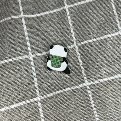Pinarna Panda s baťůžkem na zádech