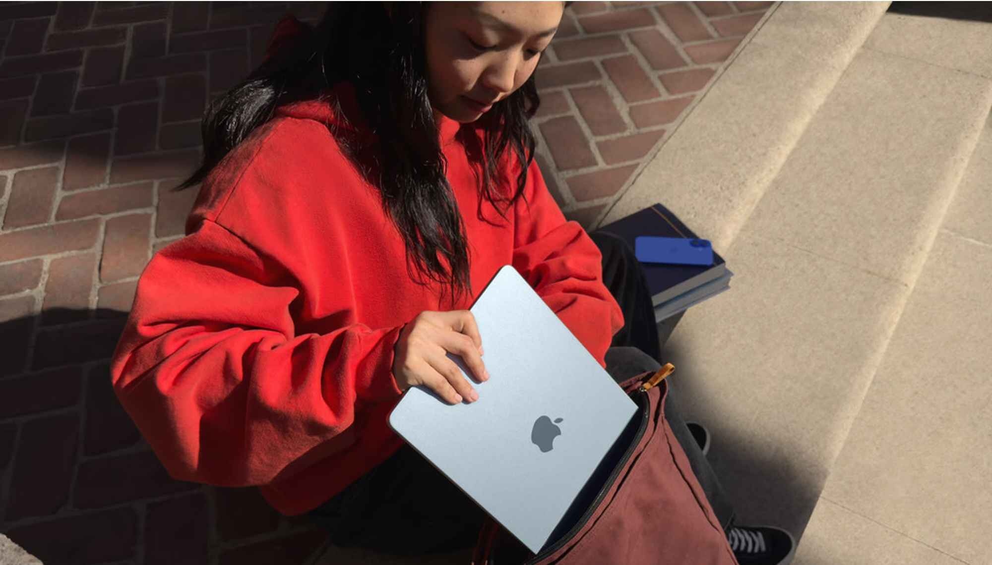 MacBook Air M5 v barvě Ice Blue Tenký MacBook Air M5 v barvě Ice Blue