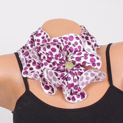 Прекрасно фишу-цвете в бяло с лилави точки