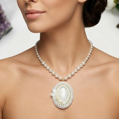Mijabijoux Luxusní ručně šitý perlový náhrdelník s glitrovým kabošonem a květy MB00488