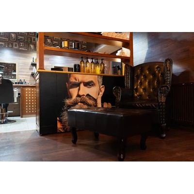 Návštěva luxusního barber shopu s whiskey nebo rumem