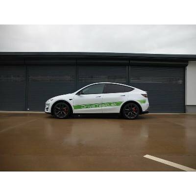 Jazda na Tesle Model Y Juniper Performance