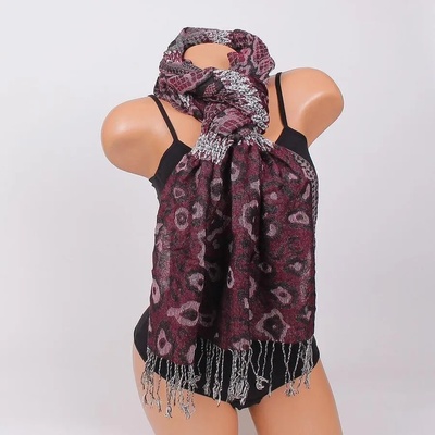 Топъл шал в тъмночервено с ефектни шарки и ресни