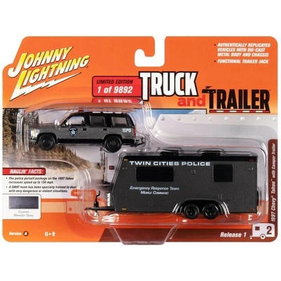 Sada Chevrolet Tahoe 1997 + přívěs Policejní černá/šedá 1:64 Johnny Lightning