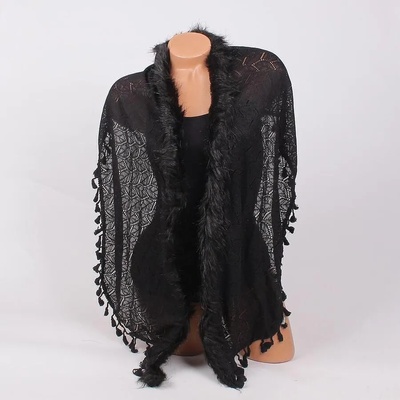 Стилен шал в черно с пухче и пискюли