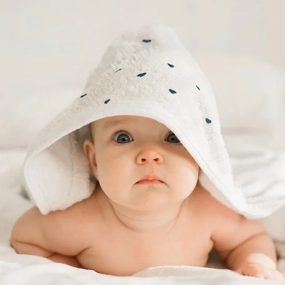 Eurofirany Osuška BABY 58 s kapucňou a výšivkou jemných srdiečok modrá 100 x 100 cm