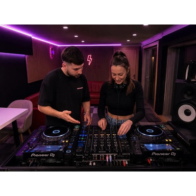 Vyzkoušejte si práci profesionálního DJe v moderním hudebním studiu