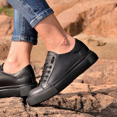 Tinti Shoes Черни дамски кецове Adel black stamp