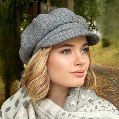 Krumlovanka Zimní dámská světle šedá čepice s kšiltem osmidílná bekovka Me-B15