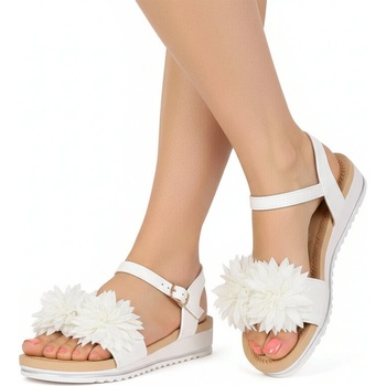 Дамски кожени сандали в бяло с ефектни 3d цветя