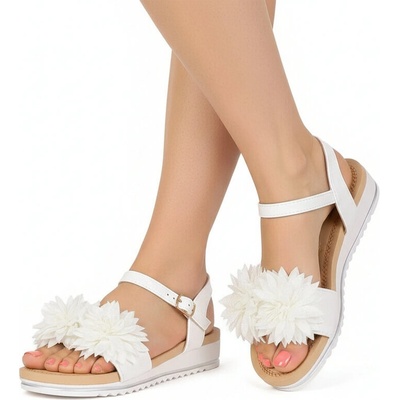 Дамски кожени сандали в бяло с ефектни 3d цветя