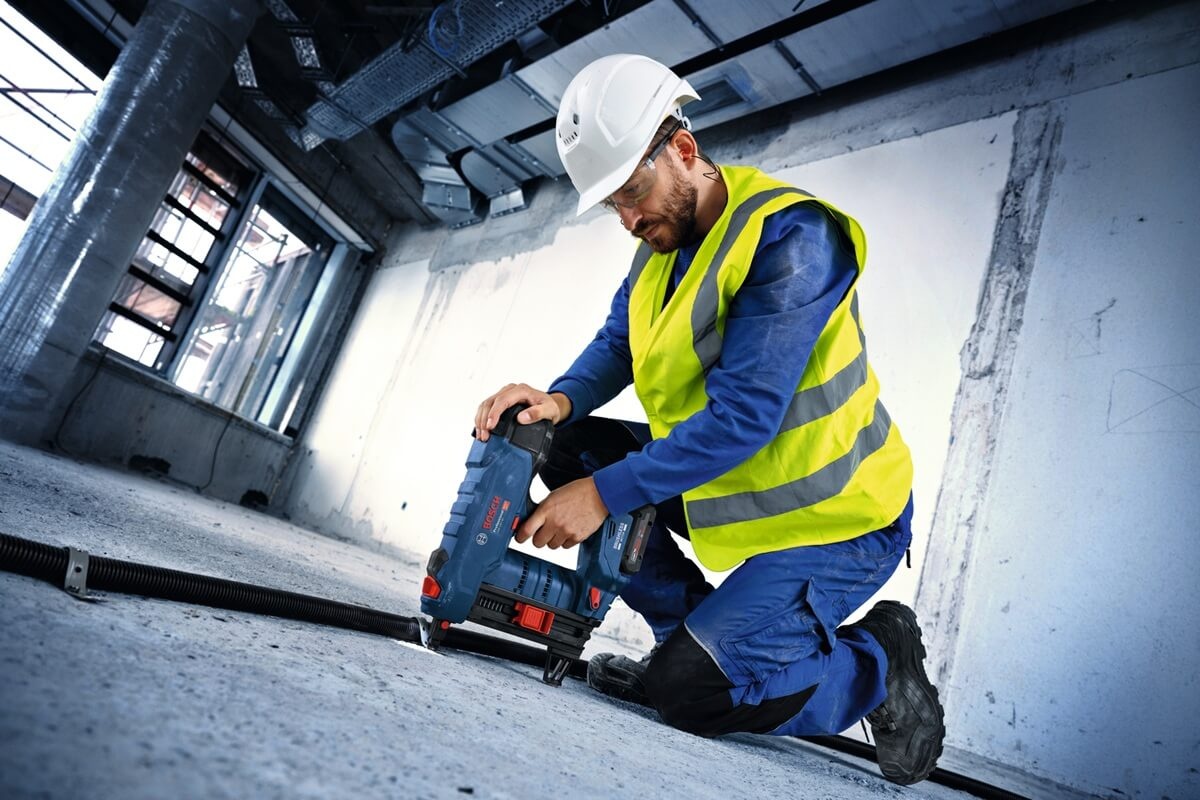 Akumulátorová hřebíkovačka Bosch GNB 18V-40 Professional využívaná v praxi