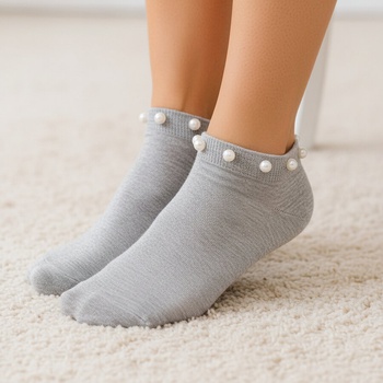 Дамски памучни чорапи в сив цвят, декорирани с бели перли