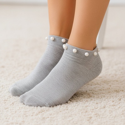 Дамски памучни чорапи в сив цвят, декорирани с бели перли