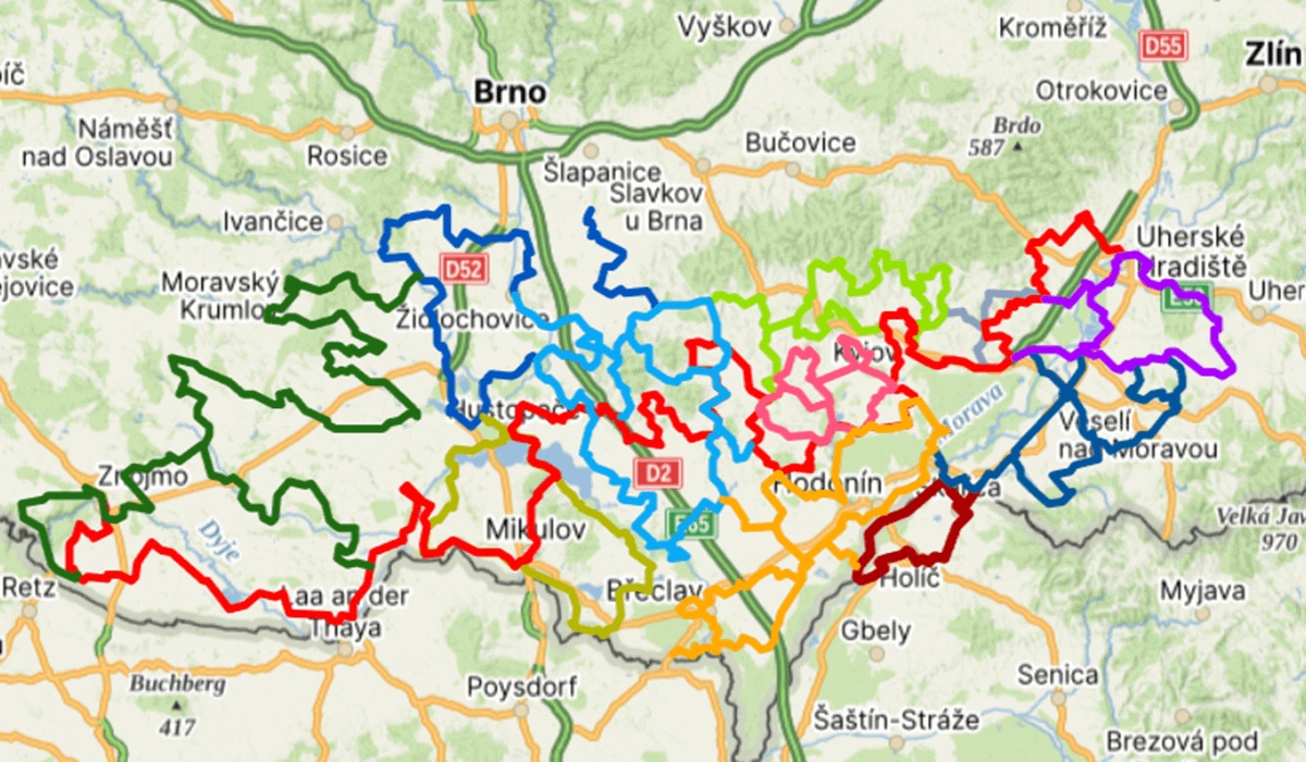 Barevné znázornění 15 okruhů Moravských vinařských stezek