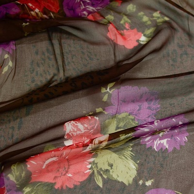 Hedvábný šifon hnědý, barevné květy, š.135