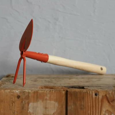 Rosteto okopávačka s násadou, srdcová, oranžová, 2 hroty – 27 cm