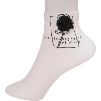 Дамски къси чорапи в бяло с декорация роза