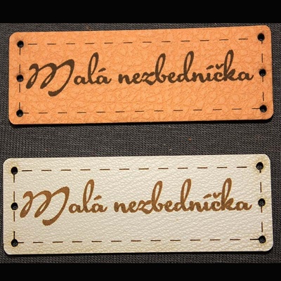 Štítok - Malá nezbedníčka Materiál/farba: Biela koženka