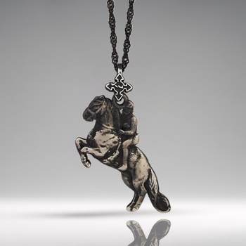 Image 1 of Конен спорт - Мъжки медальон „Ездач при прескачане на препятствие - Винтидж покритие - Сребро 925 - Ръчно изработено спортно бижу/талисман за конен спорт - Идеален подарък за мъж - ssj