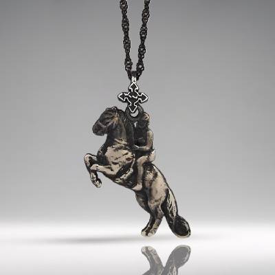 Конен спорт - Мъжки медальон „Ездач при прескачане на препятствие - Винтидж покритие - Сребро 925 - Ръчно изработено спортно бижу/талисман за конен спорт - Идеален подарък за мъж - ssj