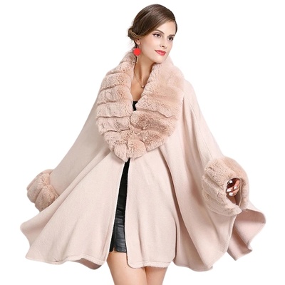 Стилно бежово пончо с пухкава шал яка