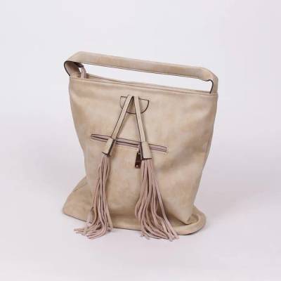 Дамска кожена чанта в бежов цвят с два пискюла