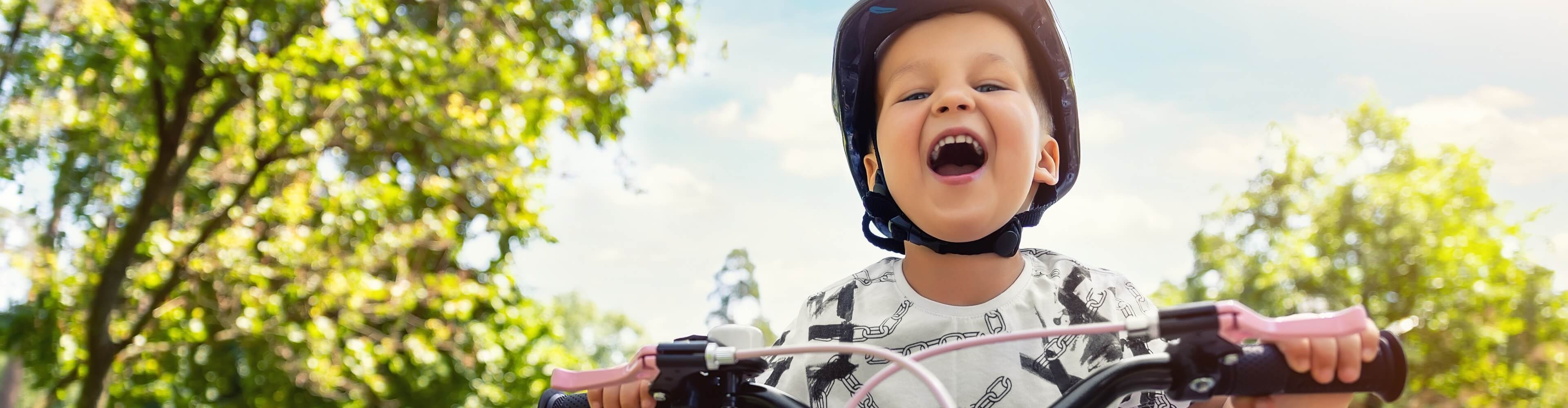 Prima bicicletă: cum o alegi și cum îți înveți copilul să meargă pe bicicletă?