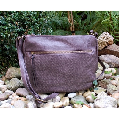 Kabelka matná perforovaná crossbody menšia hnedá