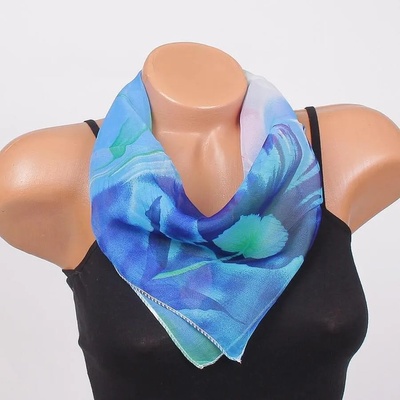 Красиво фишу с флорални мотиви в синьо, зелено и розово