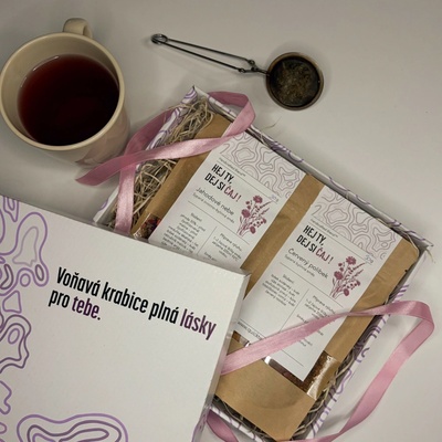 QuickTea Voňavá krabice plná lásky pro tebe Dárková kazeta dvou bylinných čajů 2 x 30 g