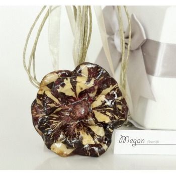 Meganflo Тъмна релефна роза