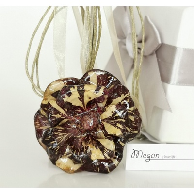 Meganflo Тъмна релефна роза