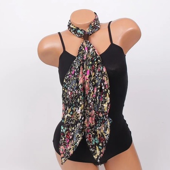 Image 1 of Плисиран шал в черно с цветя и кожен елемент