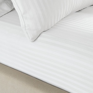 Catherine Lansfield Бял еластичен чаршаф от дамаск 150x200 cm Satin Stripe - Catherine Lansfield (BD/36570/W/KFD/WH)