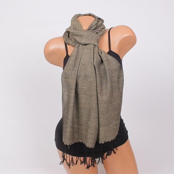 Дамски шал в бежово и черно с ресни