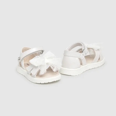 Mayoral Сандали за бебе момиче в бял цвят с нежна панделка Майорал
