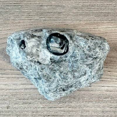 Nefertitis Obsidián Apačská slza v matrixu USA 94 NF64913 - cca 2,4 cm, 674 g