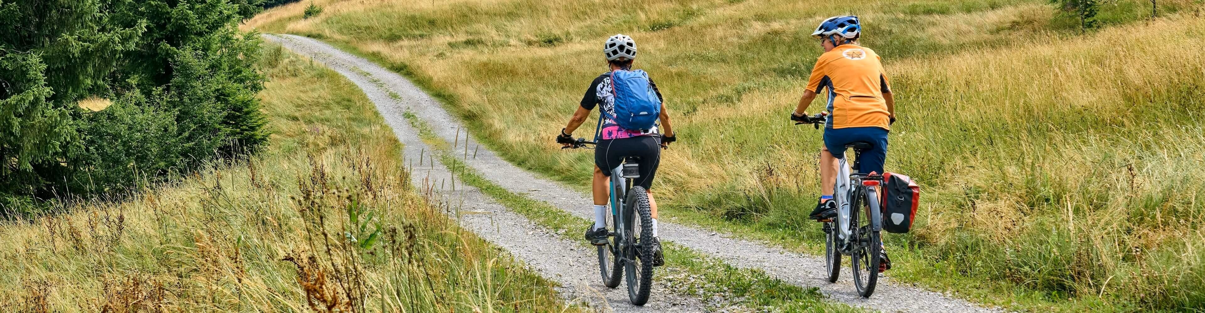 Un cuplu se bucură de o plimbare cu bicicleta Un cuplu se bucură de o plimbare cu bicicleta