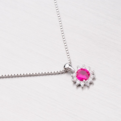 Stříbrný přívěsek se syntetickým rubínem YNG3001