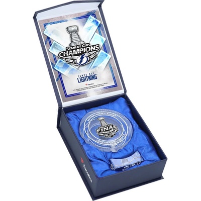 Fanatics Skleněný puk Tampa Bay Lightning NHL 2021 Stanley Cup Champions Filled with Ice From the 2021 Stanley Cup Final