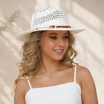 Krumlovanka letní slaměný klobouk Fedora zdobený korálky P-12317B bílý