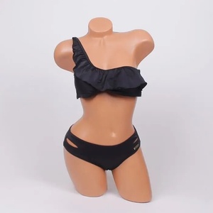  Черен бански с една презрамка и ефектни къдри - чашка В