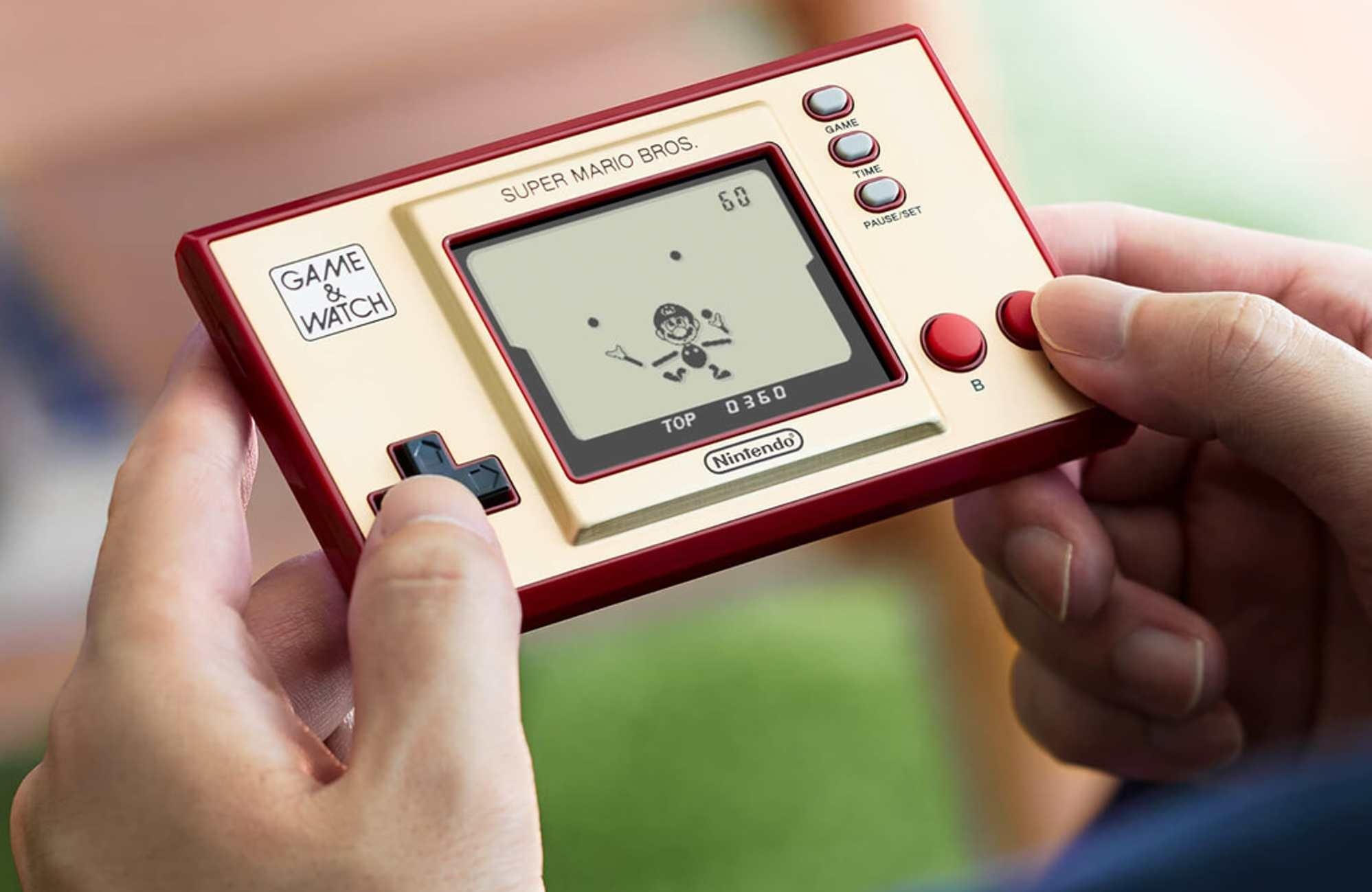 Hraní na mini retro konzoli Nintendo Game & Watch: Super Mario Bros