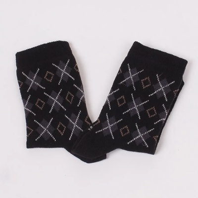 Детски чорапи в черен цвят с геометрични фигури