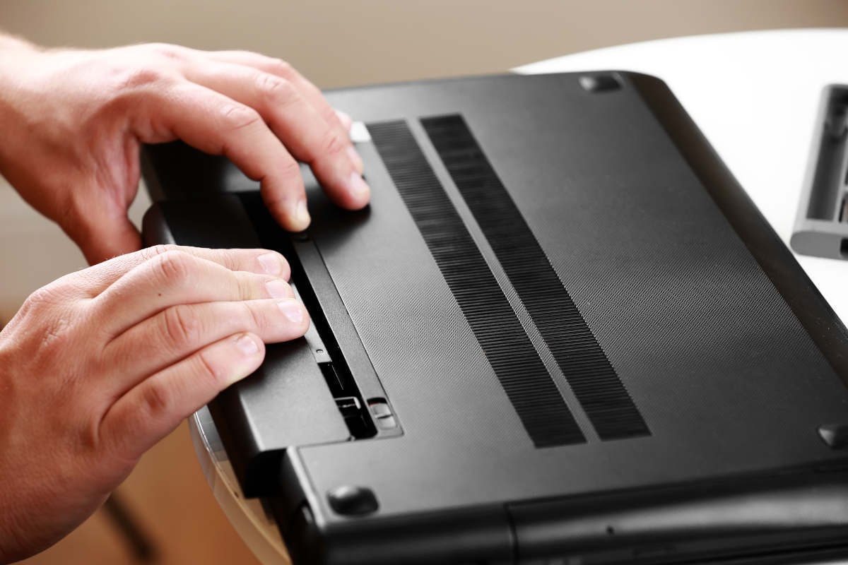 Laptop akkumulátorának kiszerelése és cseréje Laptop akkumulátorának kiszerelése és cseréje