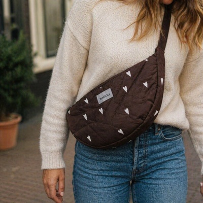 STUDIO NOOS kabelka Puffy FANNY PACK Brown Hearts – Zbozi.Blesk.cz